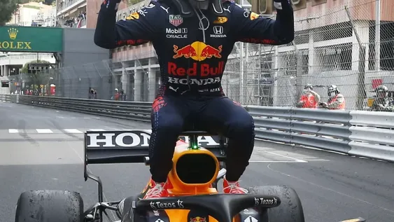 Verstappen ganó y pasó a liderar