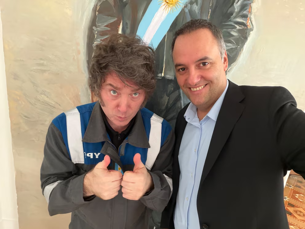 Javier Milei junto a Manuel Adorni.