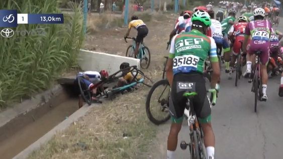 Fuerte caída faltando pocos kilómetros para el final: un ciclista quedó en el canal