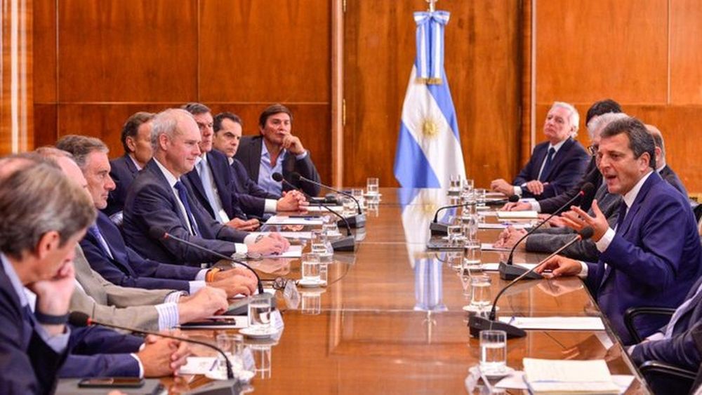 Massa expuso su propuesta de “reordenamiento de la deuda” en pesos con un canje de bonos
