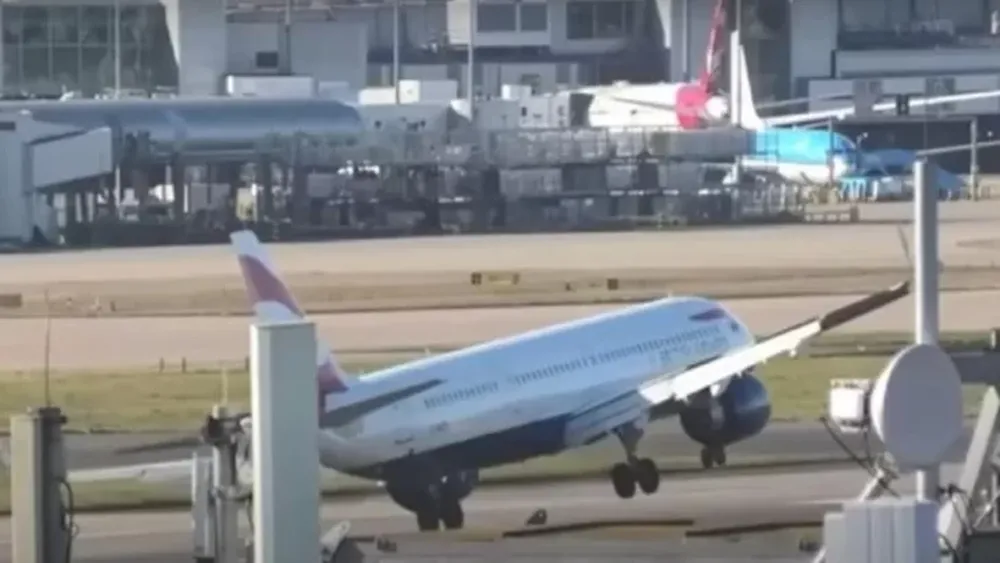 Dramático y fallido aterrizaje de un avión en Londres que se volvió viral
