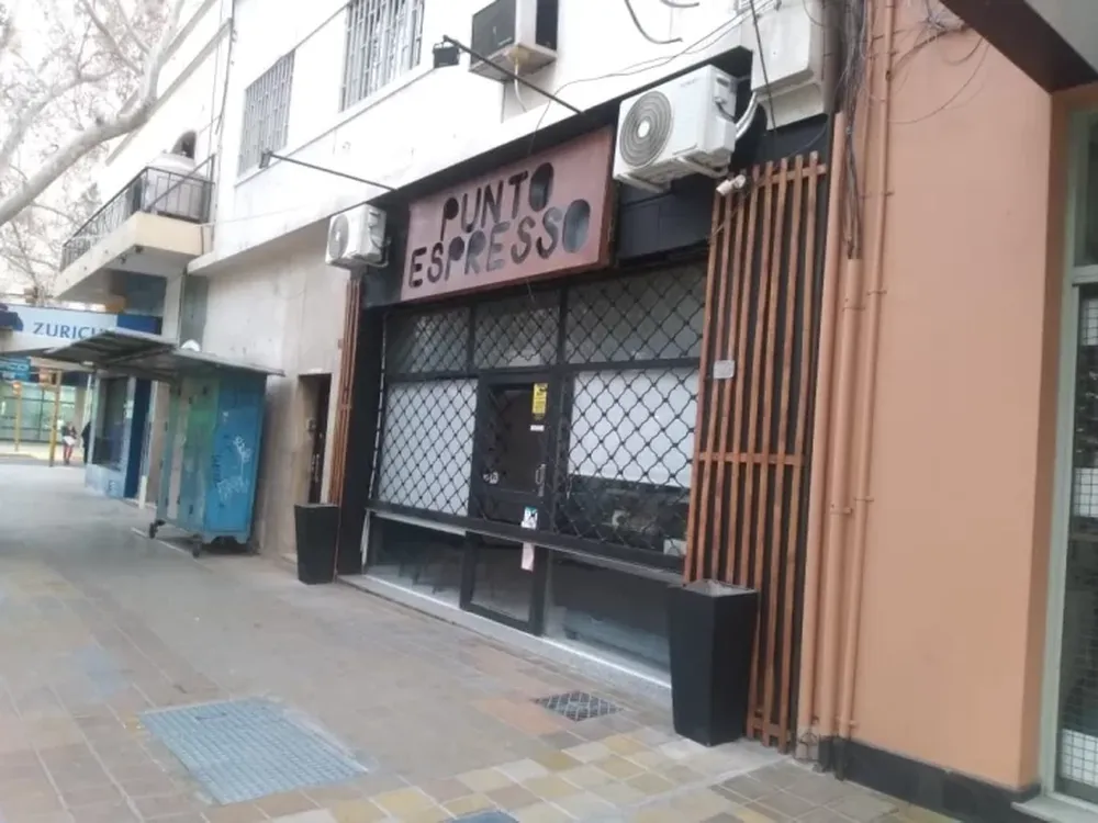 [VIDEO] Aprovecharon un descuido y robaron en un café, a 80 metros de la Plaza 25
