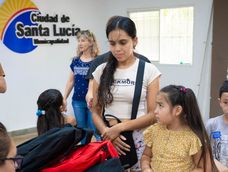 En Santa Lucia lanzaron las clases de apoyo escolar gratuito para alumnos primarios. Cabe recordar que ya se les hizo entrega de los kits escolar por participar en las Colonias de Verano. En Santa Lucia lanzaron las clases de apoyo escolar gratuito para alumnos primarios. Cabe recordar que ya se les hizo entrega de los kits escolar por participar en las Colonias de Verano.