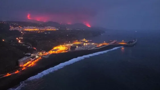 La lava del volcán de La Palma llegó al mar y aislaron a los habitantes de la zona