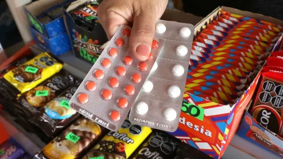 AUTORIZADO. La venta de analgésicos, anti ácidos y otros medicamentos de venta libre fue prohibida hace años y ya intentaron autorizarla con la Ley Bases. Finalmente Nación lo hizo a través de un decreto.