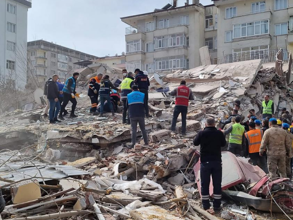 Al menos un muerto y decenas de heridos en una réplica del sismo en Turquía