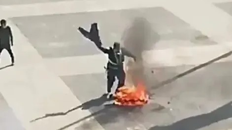 IMÁGENES FUERTES: hombre se prendió fuego frente a la Casa de Gobierno