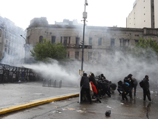 Las fuerzas de seguridad lanzaron gases lacrimógenos en la marcha universitaria.