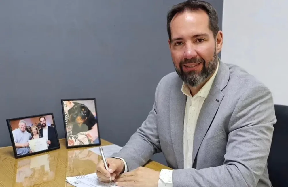 El concejal Martín Antolín manejaba por la Av. Arístides con 1,5 gr. de alcohol en sangre y la copa de vino en la mano, en un descapotable.