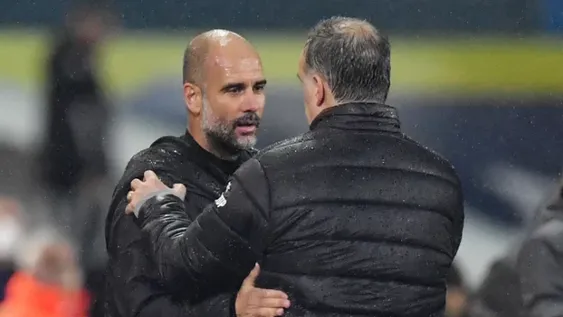 Bielsa y Guardiola, a mano