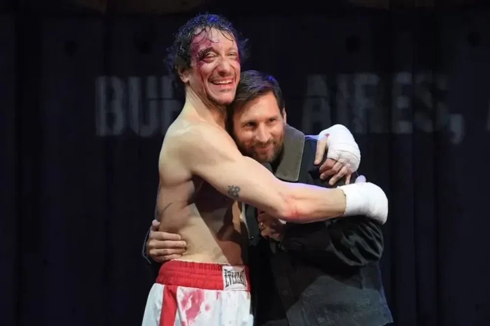 Lionel Messi fue a ver la obra de Nico Vázquez y revolucionó calle Corrientes