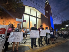 La protesta docente en San Juan se trasladó a una marcha de antorchas frente a la Catedral. La protesta docente en San Juan se trasladó a una marcha de antorchas frente a la Catedral.