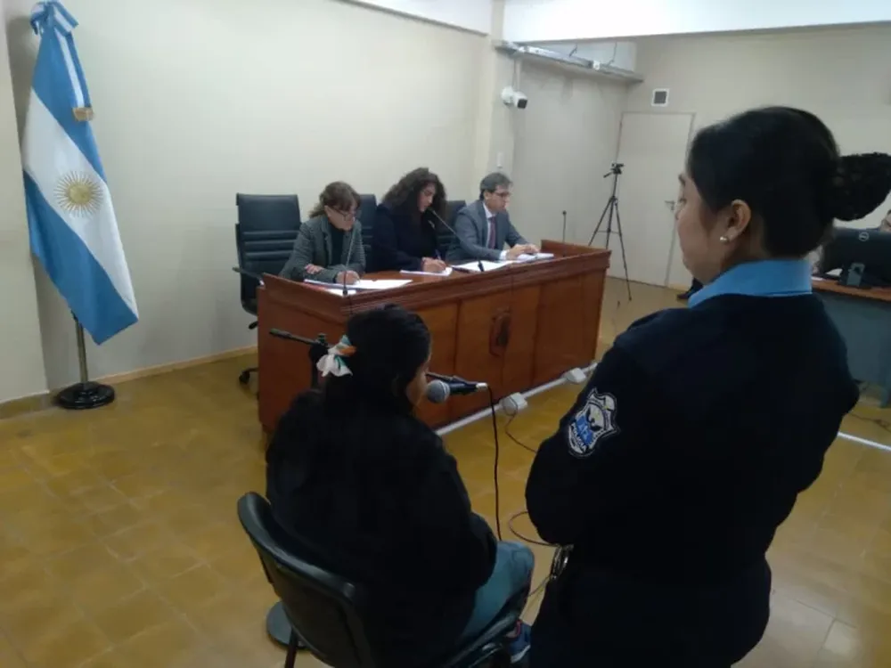 Cárcel para una mujer que drogaba a su hija adolescente para que la violaran mientras ella la filmaba