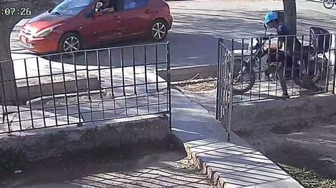 Robó una moto de una casa y fue capturado mientras caminaba tranquilo con el rodado al lado