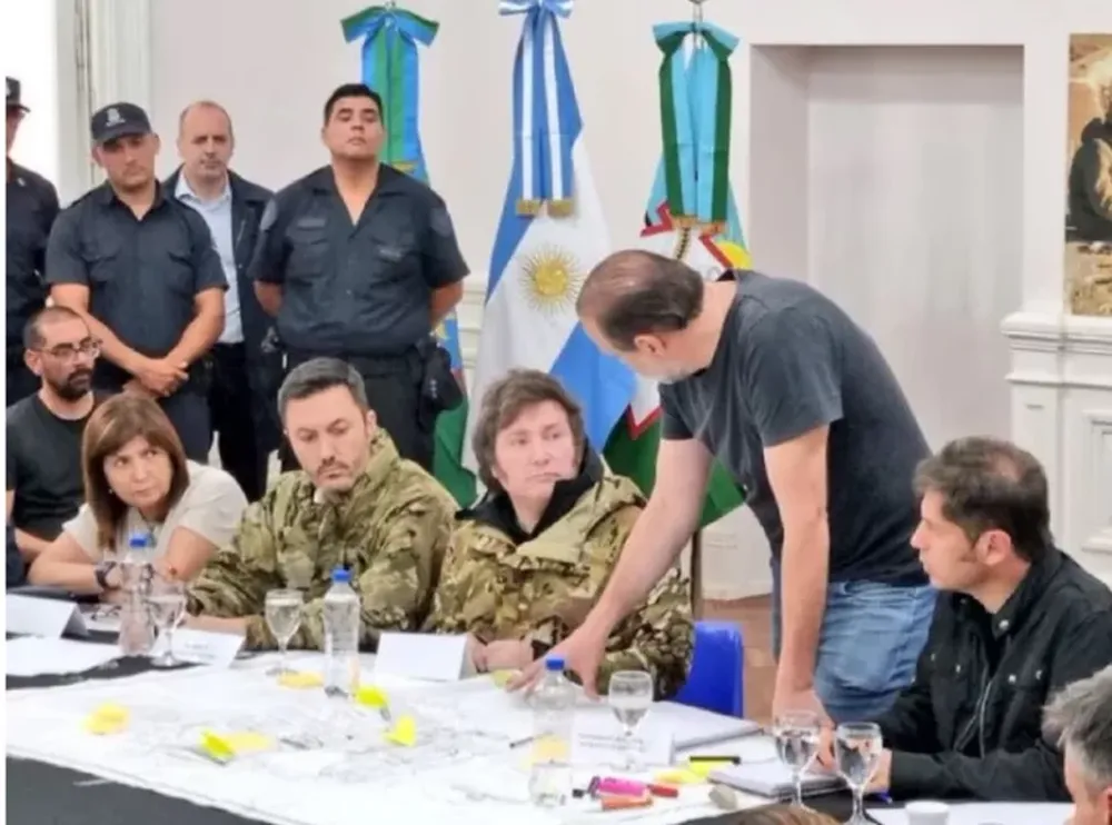 Tras el temporal que dejó 13 muertos, Milei recorrió Bahía Blanca y se reunió con Kicillof