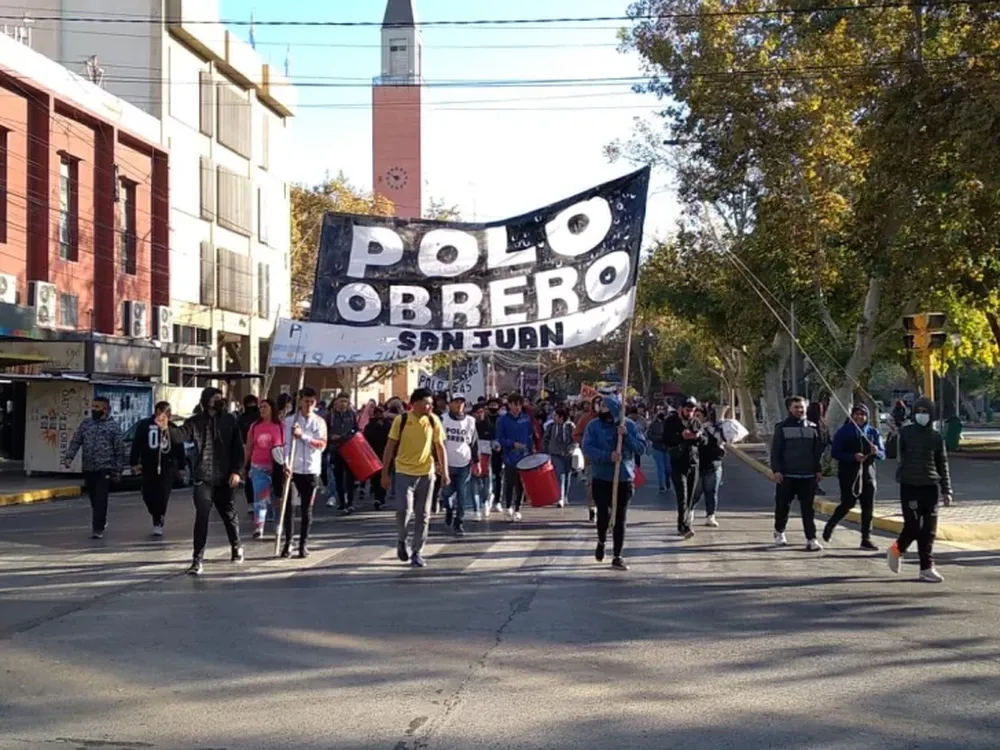 Organizaciones piqueteras se unieron a la marcha federal e hicieron ruido en el centro