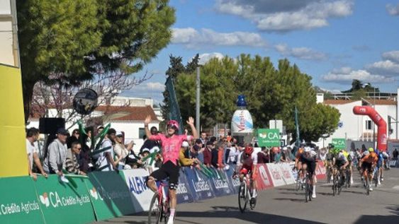 LA DEFINICIÓN de la etapa fue en embalaje masivo, y el sanjuanino perdió en el esfuerzo final con el joven británico.