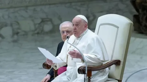 El papa Francisco fue hospitalizado para tratar una persistente bronquitis