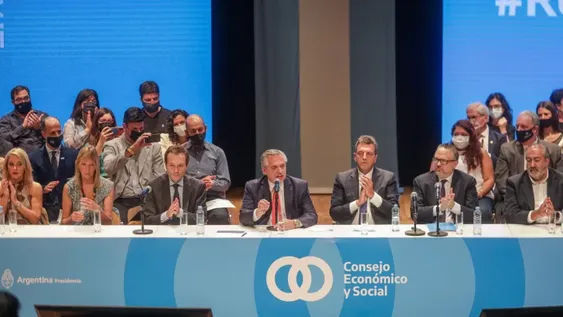 Fernández suaviza la interna: pide una “suerte de terapia de grupo”