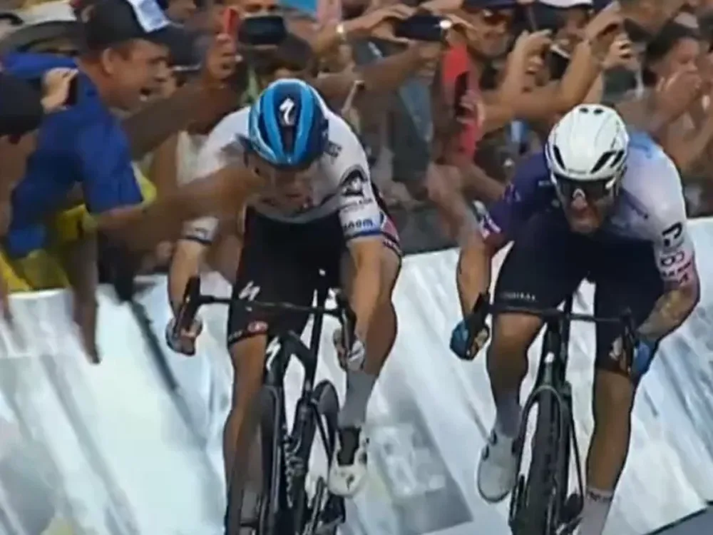 Fabio Jakobsen se golpeó con el celular de un espectador en el sprint final