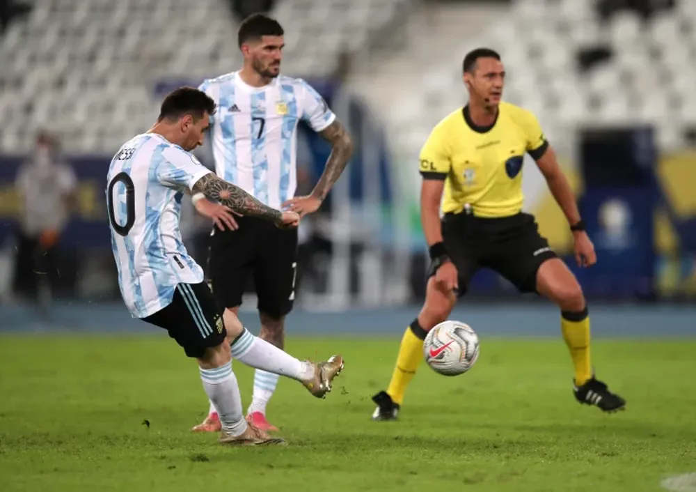 [VIDEOS] Mirá el golazo de tiro libre de Messi y la avivada en el empate chileno