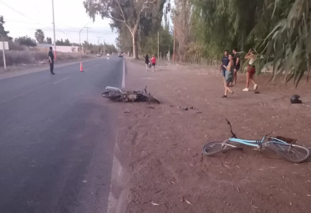 Cruzó de carril para ingresar a una casa y fue atropellada por una moto: su hija se fracturó la pierna