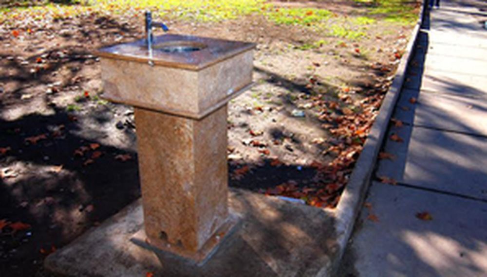 Instalan un nuevo bebedero en el Parque y es de mármol