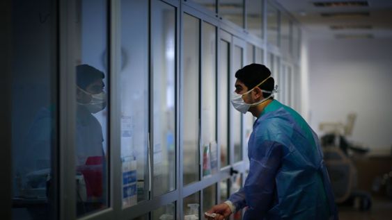 En medio de la expansión del coronavirus dejaron a sus hijos en un aeropuerto