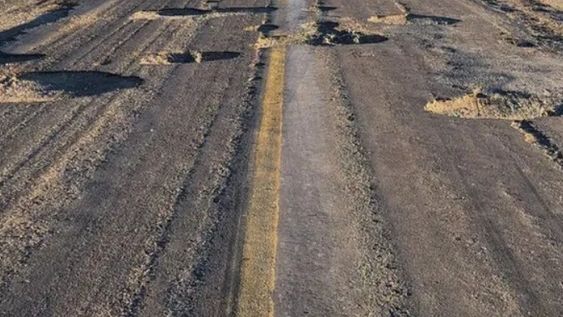 RUTA 40. Recorre el país de Norte a Sur y es una de las más deterioradas, en casi todas las provincias que atraviesa.