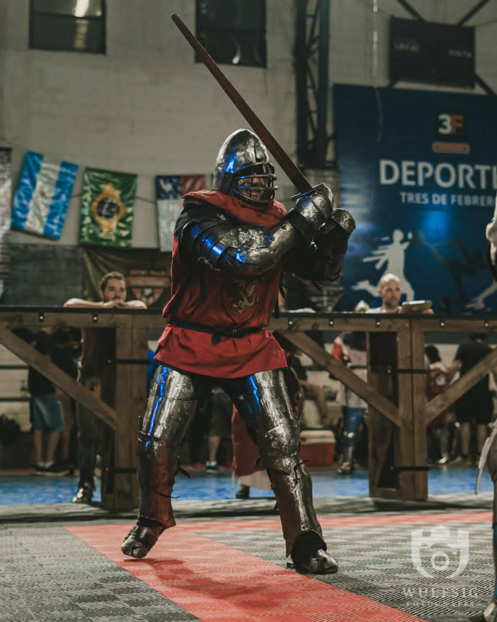 Las ideas para diseñar y construir las armaduras provienen principalmente de fuentes y registros históricos documentados, ya que la disciplina busca mantener rigor en la historicidad. Por ejemplo, pinturas, manuscritos y grabados de época; o piezas de museos.  
