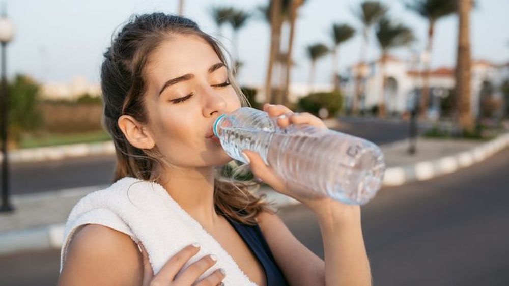 ¿Adiós a los dos litros de agua por día? Cuánto tiene que tomar una mujer