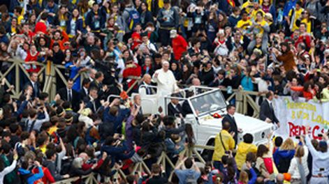 El papa Francisco y un mensaje claro a los jóvenes: “La felicidad no es una app en el celular”