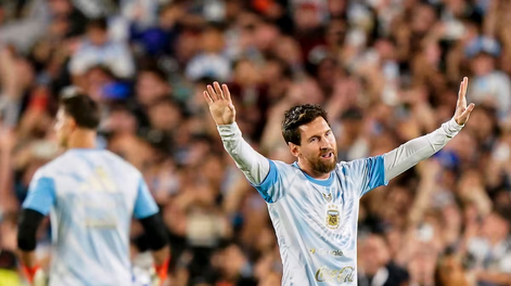 lionel messi recibe todos los aplausos durante la entrada en calor en el monumental