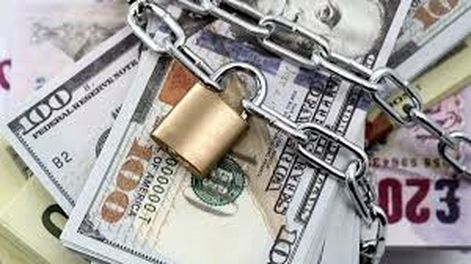 El Gobierno pone un techo al dólar: busca sostenerlo debajo de los $1.300 en plena dolarización