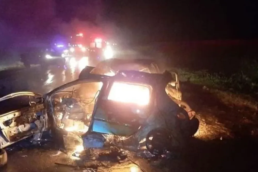 Murieron 5 miembros de una familia en un choque frontal en Ruta 35: su auto se incendió
