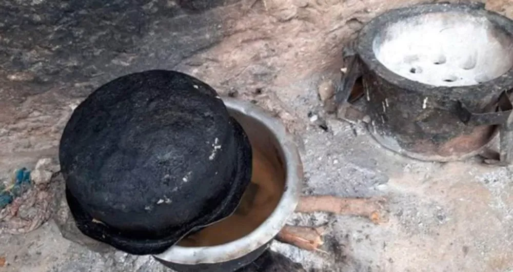 Simuló hervir piedras para que sus hijos creyeran que iban a comer