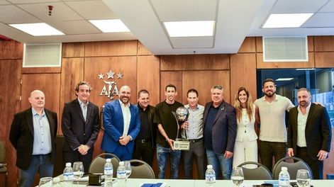 En una oficina ubicada en Puerto Madero (CABA), el presidente de la AFA, Claudio ‘Chiqui’’ Tapia le entregó la copa a Di María, de un torneo que no existía y que se hizo en medio de otro campeonato. Muchas dudas ensombrecen a la actual dirigencia del fútbol argentino.