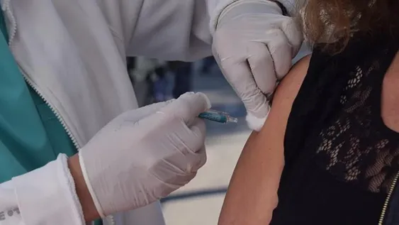 Chile vacunó con al menos una dosis al 80% de su población objetivo