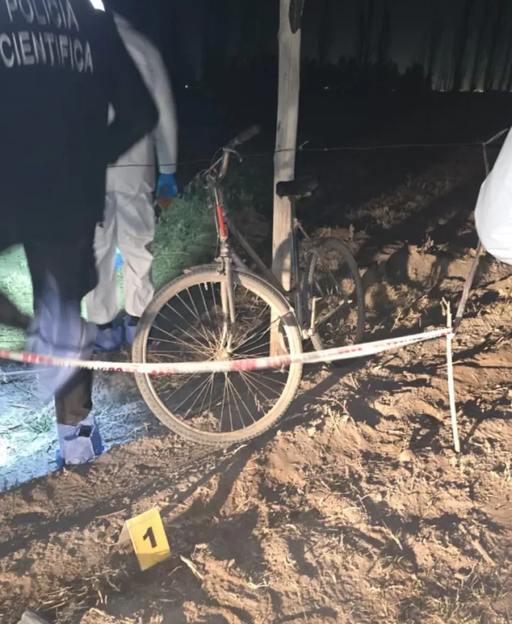 ESCENARIO. El callejón donde encontraron al casero muerto, cerca de su bicicleta, volvió ayer a ser inspeccionado por pesquisas al mando de un equipo dirigido por el fiscal Iván Grassi.