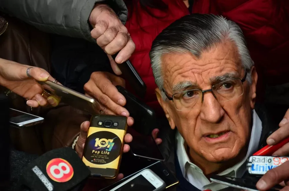 Para Gioja es “proscriptiva y daña las instituciones” la decisión que impide postularse a Menem