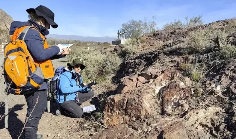 APOYO. Las integrantes del equipo hicieron estudios en campo, para lo que recibieron ayuda de empresas mineras que las llevaron a sus campamentos y aportaron muestras.