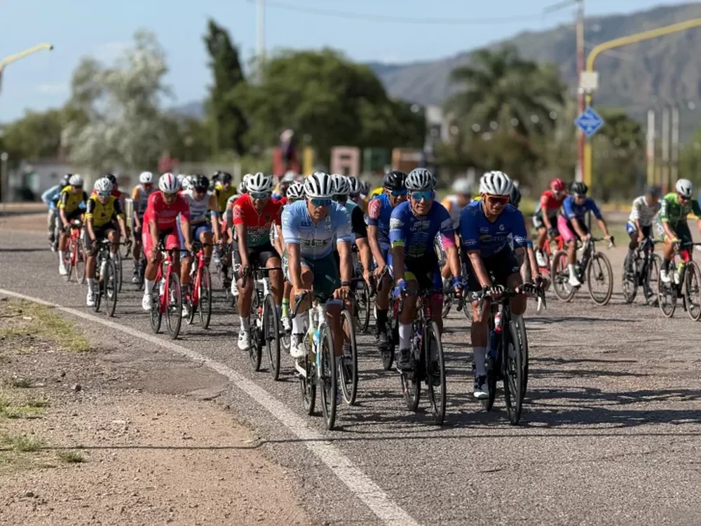 Tercera. La Doble Chepes rodó en rutas riojanas y Leo Cobarrubia ganó el tercer capítulo pero Rodrigo Díaz es el líder. (Foto Loco por la Bici).