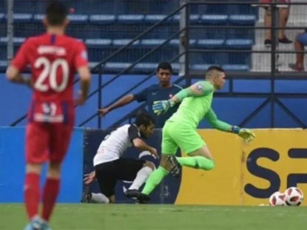 El increíble blooper de Juan Pablo Carrizo en el fútbol paraguayo