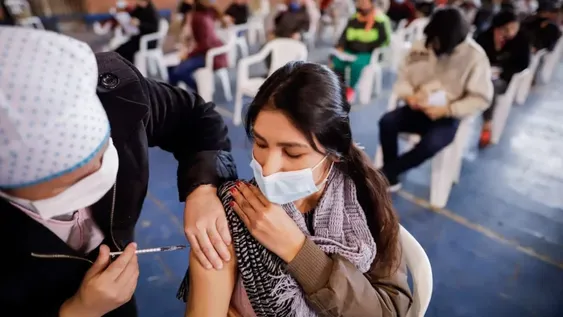 Nación evalúa aplicar la vacuna Sinopharm en niños de 3 a 17 años