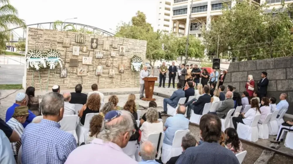 Durante la recordación del holocausto la ciudadanía se hacomprometido a no ser indiferente a entender la importanciade este hecho que non es un suceso aislado meramentehistórico.