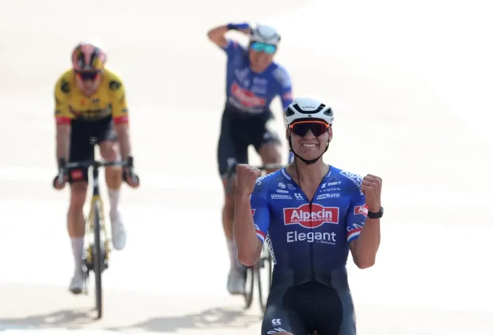 Van der Poel explotó sobre los adoquines