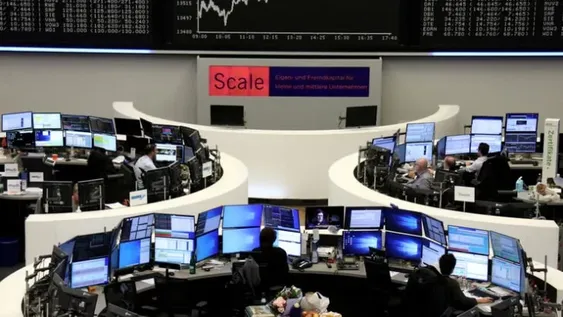 El dólar blue trepó a $90 y el riesgo país atravesó los 4000 puntos