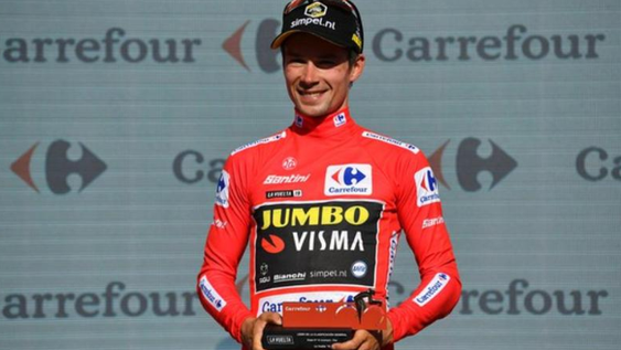 Roglic cumplió con los pronósticos, ganó la contrarreloj y se vistió de rojo
