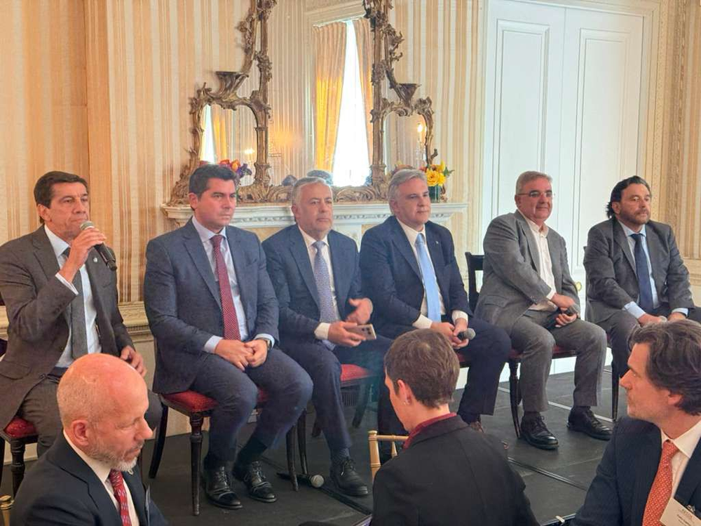 El gobernador Marcelo Orrego participó de un almuerzo estratégico en el Consejo de las Américas junto al ministro Luis Caputo y una amplia comitiva federal, para captar inversiones.