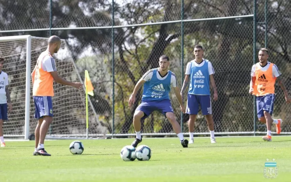Scaloni sorprendió e incluyó a Dybala entre los titulares
